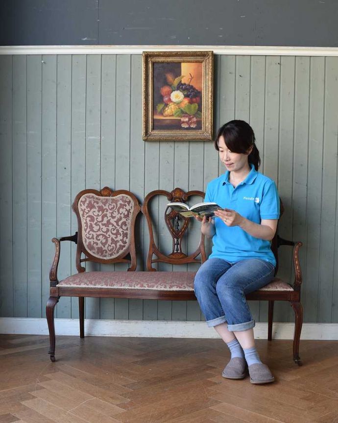 セティ・ソファ・ベンチ　アンティーク チェア　イギリスの優雅なアンティークチェア、背もたれの装飾がエレガントな美しいセティ。ここに座るだけで貴婦人気分17世紀頃に誕生した肘掛けと背もたれが付いた椅子セティは、2人以上で座れるソファの前身になった椅子。(k-1294-c)