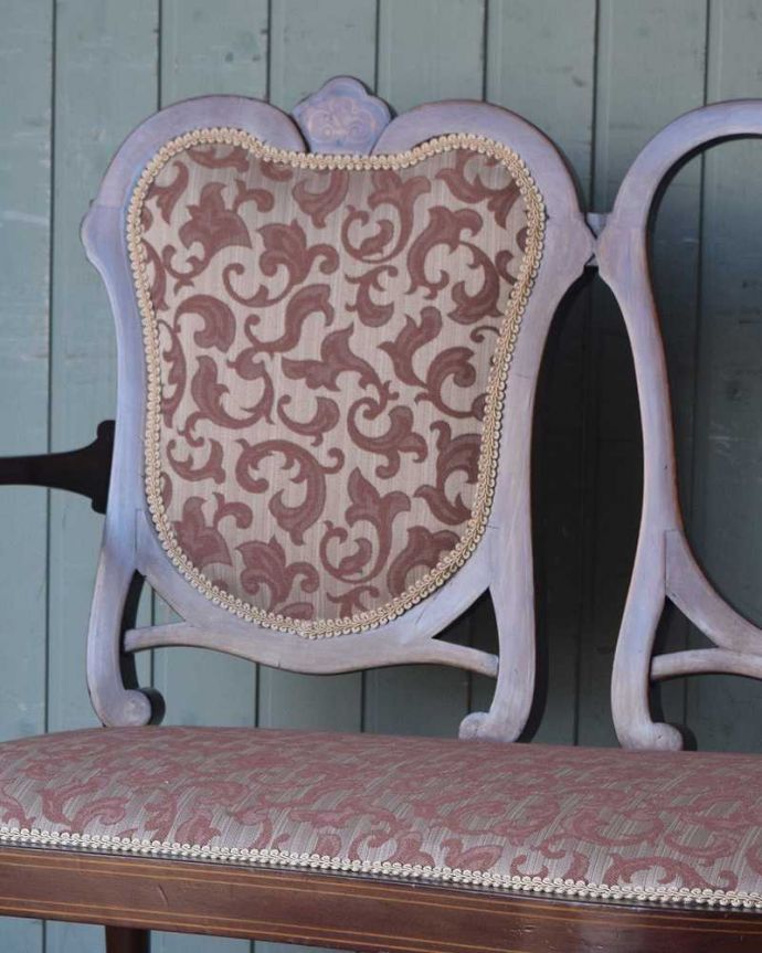 セティ・ソファ・ベンチ　アンティーク チェア　イギリスの優雅なアンティークチェア、背もたれの装飾がエレガントな美しいセティ。どこを切り取っても美しいシルエットアンティークの椅子らしい高級感が溢れるフォルム。(k-1294-c)