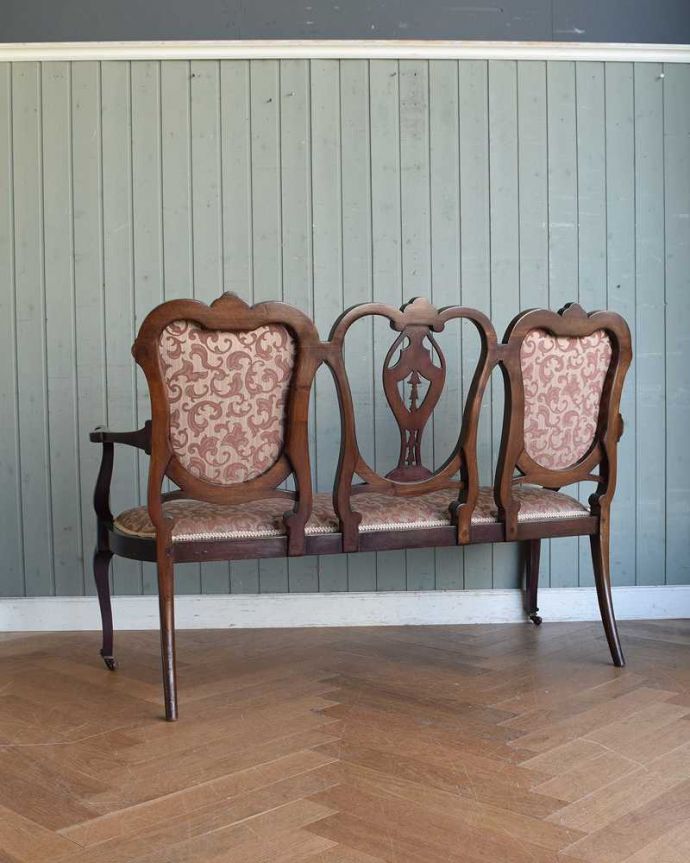 セティ・ソファ・ベンチ　アンティーク チェア　イギリスの優雅なアンティークチェア、背もたれの装飾がエレガントな美しいセティ。こちら側も、もちろんキレイです。(k-1294-c)