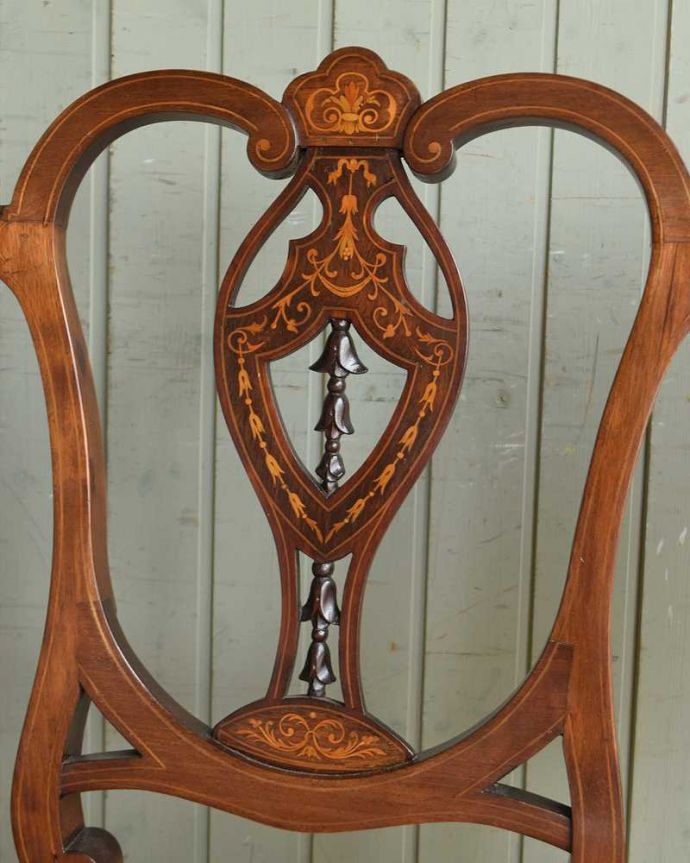 セティ・ソファ・ベンチ　アンティーク チェア　イギリスの優雅なアンティークチェア、背もたれの装飾がエレガントな美しいセティ。芸術作品のような迫力満点の彫です！木目や色は1脚1脚微妙に違いますが、どれもキレイに仕上げています。(k-1294-c)