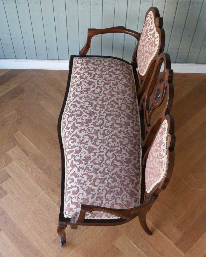 セティ・ソファ・ベンチ　アンティーク チェア　イギリスの優雅なアンティークチェア、背もたれの装飾がエレガントな美しいセティ。新しい生地で張り替えました修復の際、一度、古い生地を剥がして木製部分を組みなおしし、強度を持たせてから新しい生地で張り替えました。(k-1294-c)