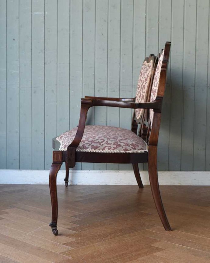 セティ・ソファ・ベンチ　アンティーク チェア　イギリスの優雅なアンティークチェア、背もたれの装飾がエレガントな美しいセティ。横から見ても綺麗な装飾が楽しめます。(k-1294-c)