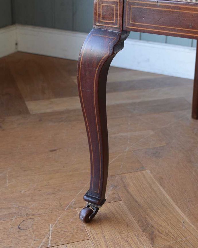 セティ・ソファ・ベンチ　アンティーク チェア　イギリスの優雅なアンティークチェア、背もたれの装飾がエレガントな美しいセティ。脚先には･･･クルクル回転するキャスターが。(k-1294-c)