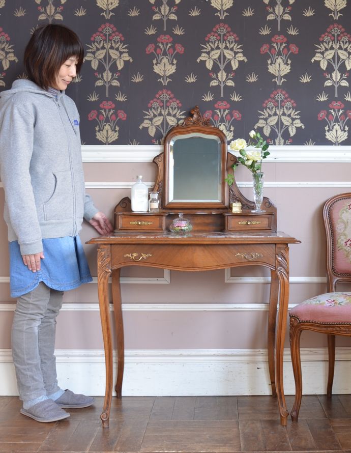 アンティークのドレッサー　アンティーク家具　フランスのアンティーク家具、大理石天板のドレッシングテーブル（ドレッサー）。ディスプレイを楽しんだり、化粧台にしたり。(k-1295-f)