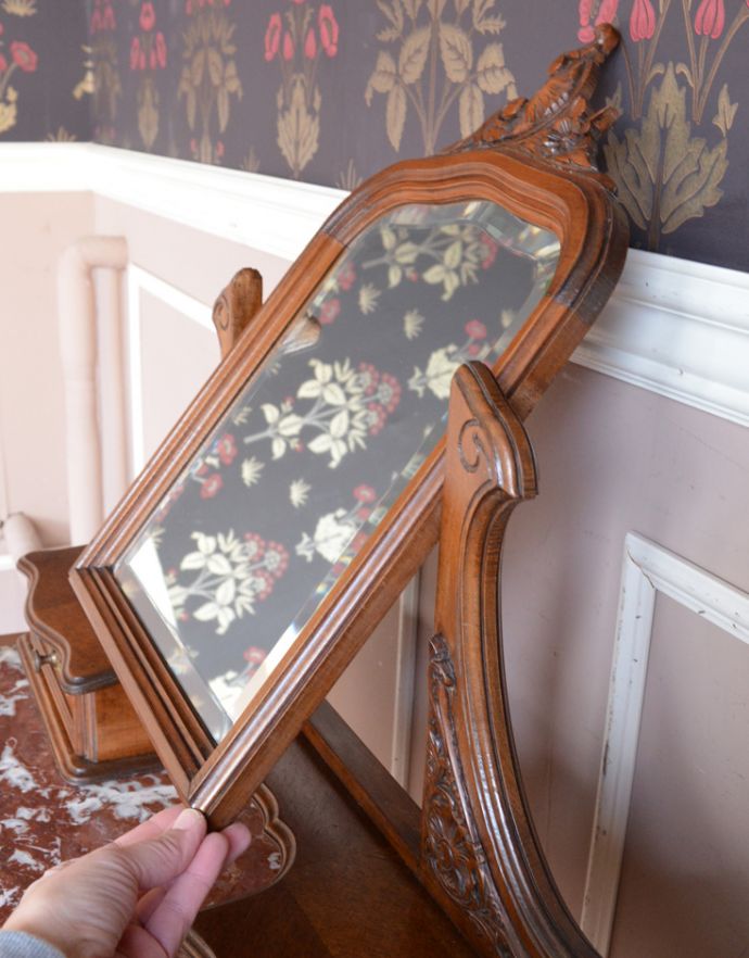 アンティークのドレッサー　アンティーク家具　フランスのアンティーク家具、大理石天板のドレッシングテーブル（ドレッサー）。アンティークのミラーには美しいカッティングが入っているので高級感があります。(k-1295-f)