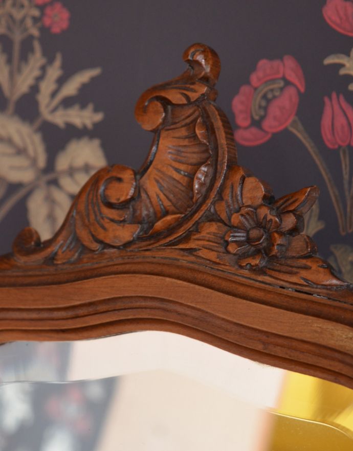 アンティークのドレッサー　アンティーク家具　フランスのアンティーク家具、大理石天板のドレッシングテーブル（ドレッサー）。トップには西洋らしい高級感のある飾りが付いています。(k-1295-f)