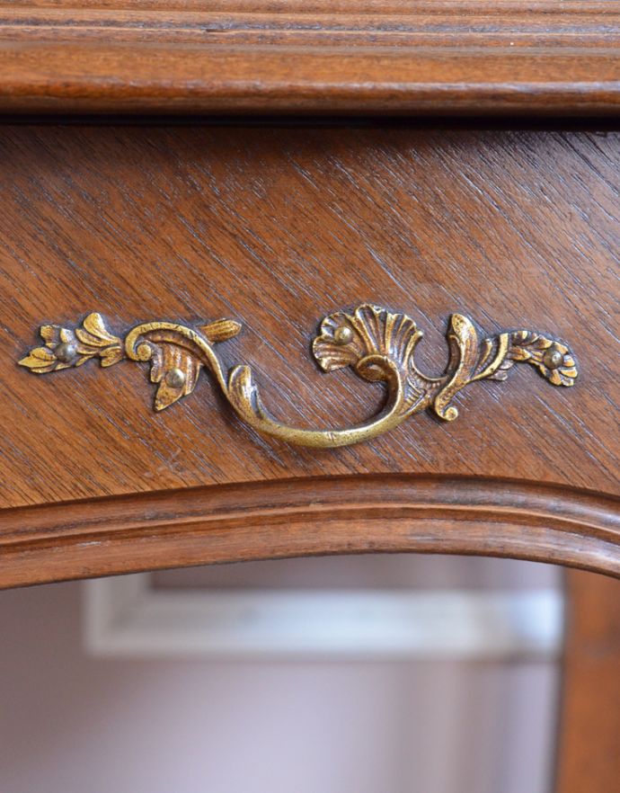 アンティークのドレッサー　アンティーク家具　フランスのアンティーク家具、大理石天板のドレッシングテーブル（ドレッサー）。お花と蔦モチーフの優雅な取っ手。(k-1295-f)