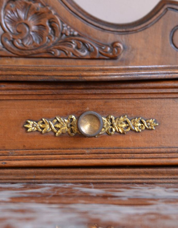 アンティークのドレッサー　アンティーク家具　フランスのアンティーク家具、大理石天板のドレッシングテーブル（ドレッサー）。小さな引き出しに付いている取っ手のデザインも美しいです。(k-1295-f)