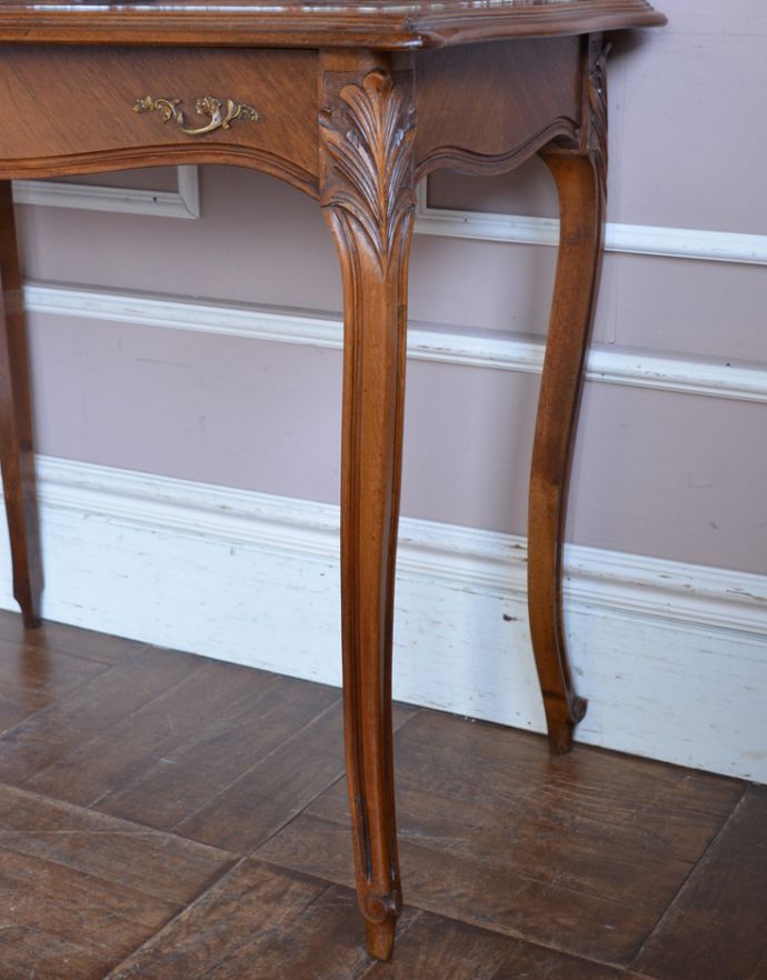 アンティークのドレッサー　アンティーク家具　フランスのアンティーク家具、大理石天板のドレッシングテーブル（ドレッサー）。華奢で女性らしい猫脚が外国風の雰囲気を作ってくれます。(k-1295-f)