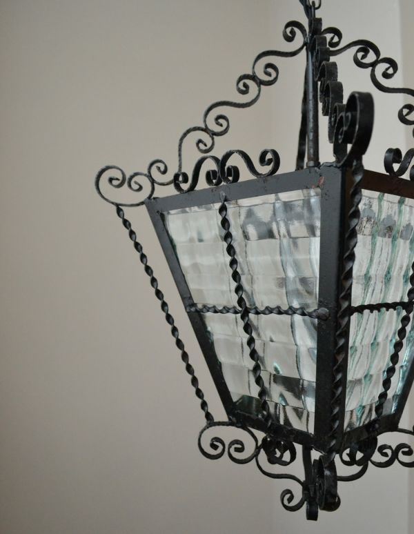 ペンダントライト　照明・ライティング　フランスのアンティークランプ、中々出会えない素敵なペンダントライト（照明）。アンティークのため、ガラスには写真に映らない多少の欠け・傷がある場合がありますが、使用上問題はありませんので、ご了承下さい。(k-1300-z)