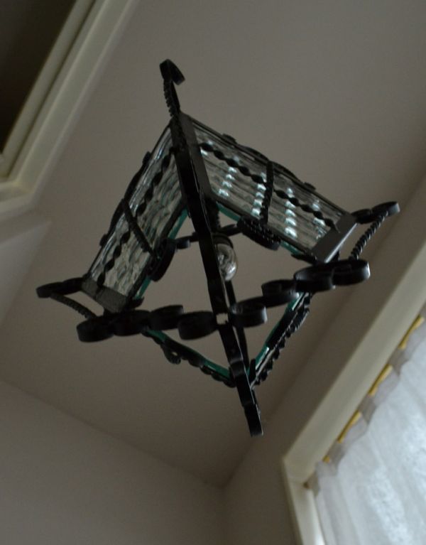 ペンダントライト　照明・ライティング　フランスのアンティークランプ、中々出会えない素敵なペンダントライト（照明）。下から見てもフォルムが美しいですね。(k-1300-z)