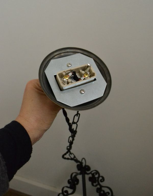 ペンダントライト　照明・ライティング　フランスのアンティークランプ、中々出会えない素敵なペンダントライト（照明）。引っ掛けシーリングのタイプに加工してお届けしますので、リビングやダイニングテーブルの上などお好きな場所に簡単に取り付けてみてください。(k-1300-z)