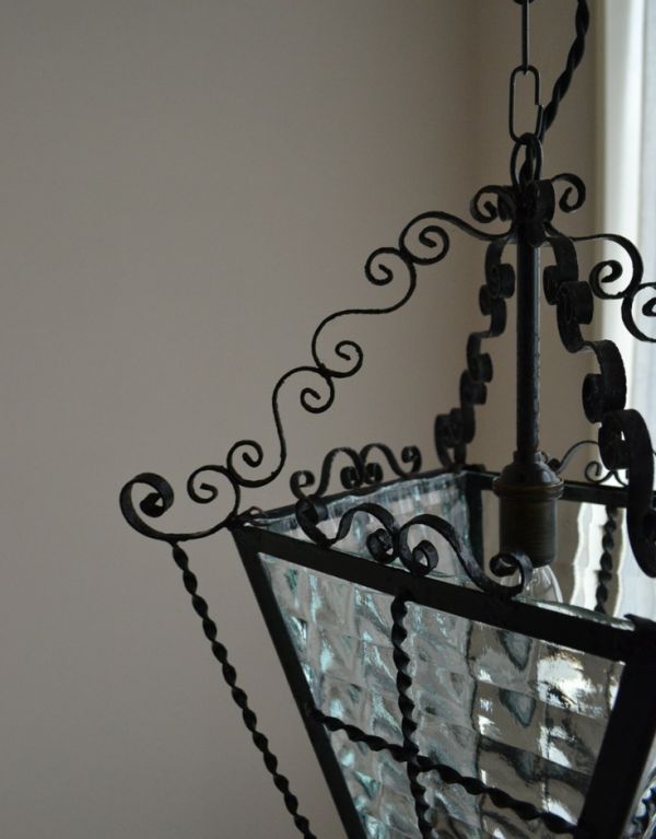 ペンダントライト　照明・ライティング　フランスのアンティークランプ、中々出会えない素敵なペンダントライト（照明）。くるんくるんとした、ガラスの周りの装飾がとっても素敵なデザインです。(k-1300-z)