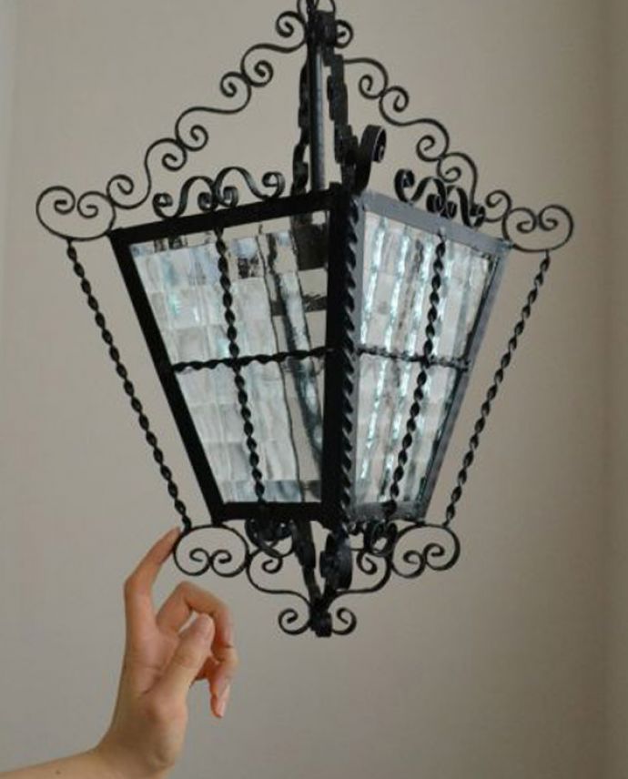 ペンダントライト　照明・ライティング　フランスのアンティークランプ、中々出会えない素敵なペンダントライト（照明）。くるんくるんとした、ガラスの周りの装飾がとっても素敵なデザインです。(k-1300-z)