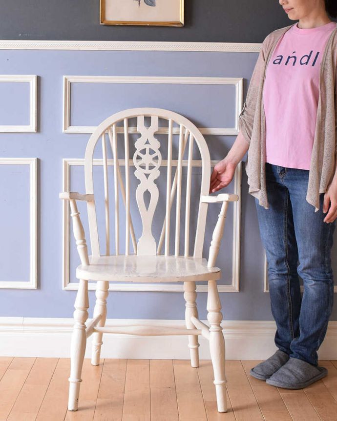 キッチンチェア　アンティーク チェア　イギリスアンティークのアーム付き椅子、ホワイトペイントのホイールバックチェア。懐かしさを感じさせてくれる椅子なぜか昔から知っているような何とも言えない懐かしい気持ちになるホイールバックチェア。(k-1301-c)