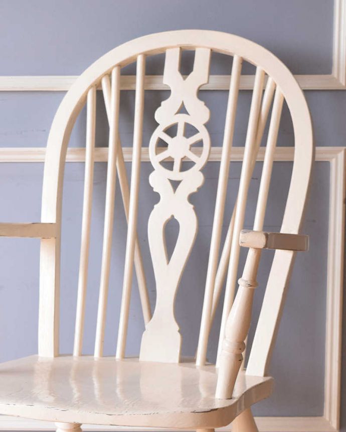 キッチンチェア　アンティーク チェア　イギリスアンティークのアーム付き椅子、ホワイトペイントのホイールバックチェア。背もたれのデザインに注目！やっぱり一番の特長は背中に彫られたホイール（車輪）。(k-1301-c)