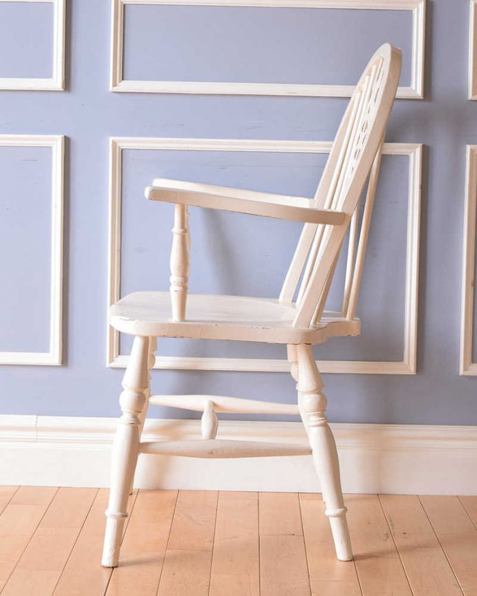 キッチンチェア　アンティーク チェア　イギリスアンティークのアーム付き椅子、ホワイトペイントのホイールバックチェア。横顔も見てみましょう正面はもちろん、ホイールバックは横顔だって美しいんです。(k-1301-c)