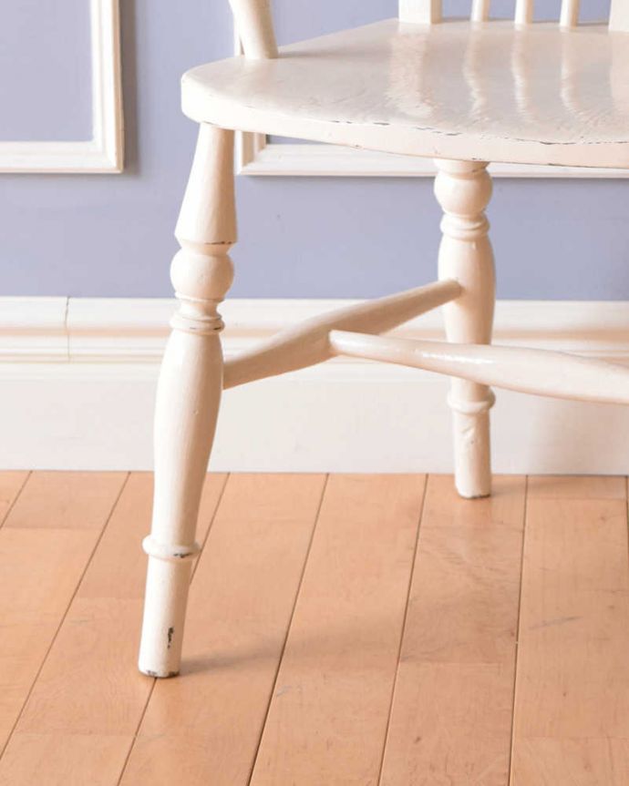 キッチンチェア　アンティーク チェア　イギリスアンティークのアーム付き椅子、ホワイトペイントのホイールバックチェア。移動もラクラクHandleのアンティークチェアは脚の裏にフェルトキーパーをお付けしています。(k-1301-c)