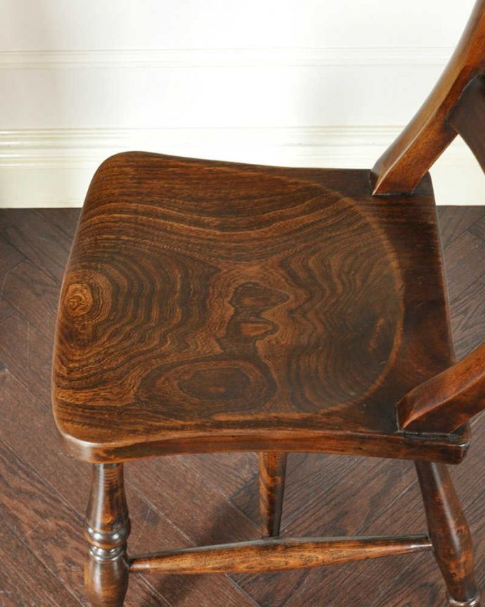 キッチンチェア アンティーク チェア オシャレな英国アンティークの椅子、コーディネートしやすいキッチンチェア。丸い座面なので、小さいお子様がいるご家庭でも安心です。(k-1302-c)