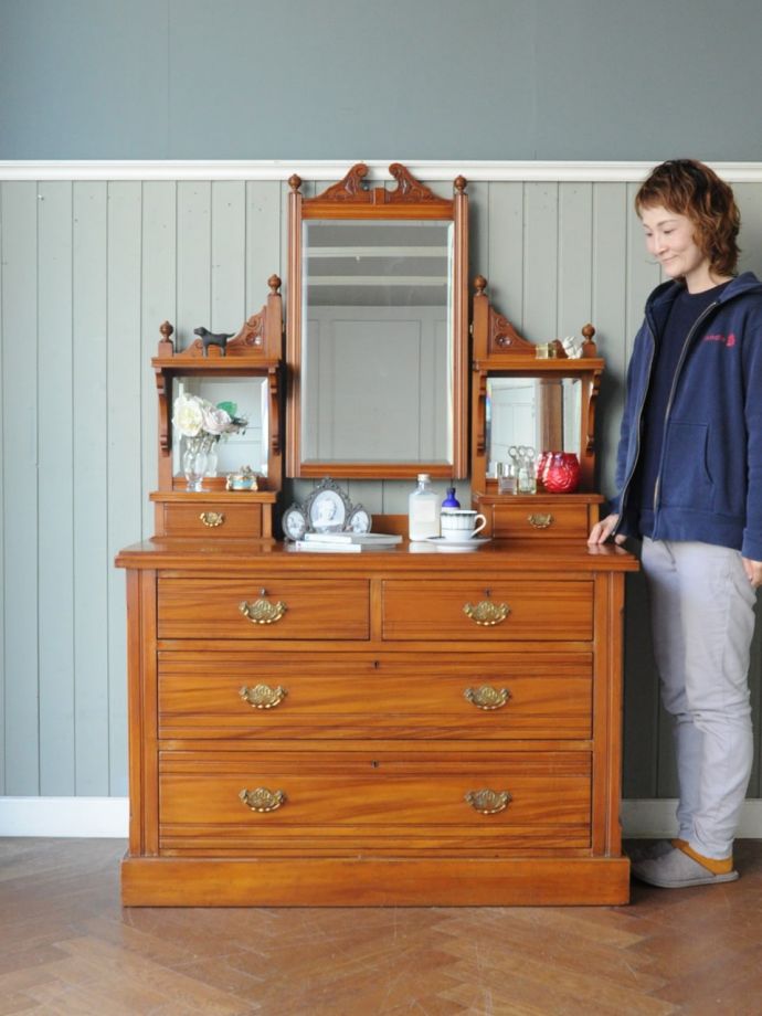 英国アンティークのドレッサー