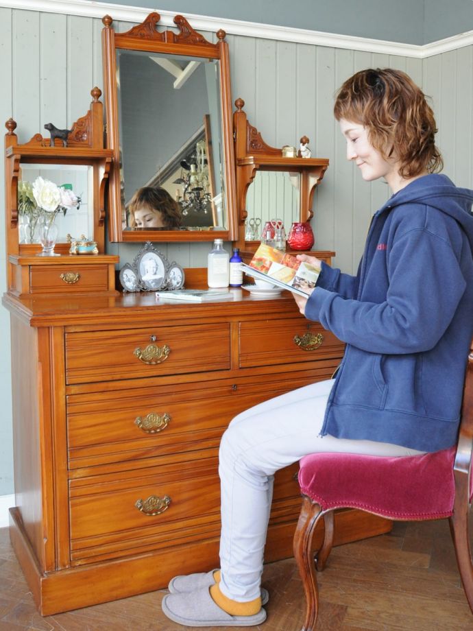 便利に使えるアンティークのドレッサー