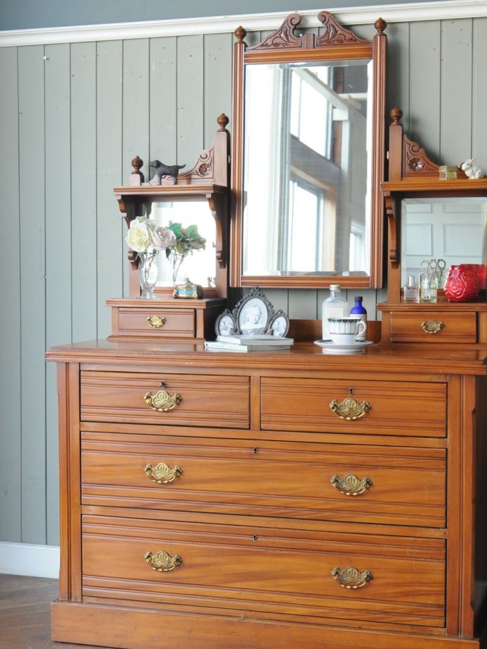 ドレッサーの美しい杢目