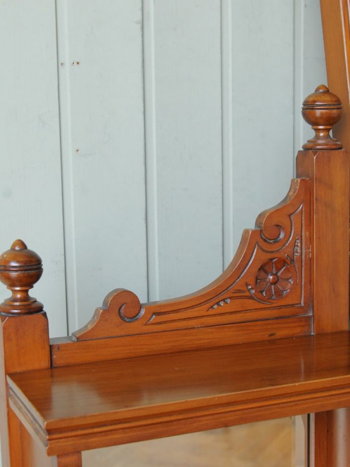  アンティーク家具らしい装飾