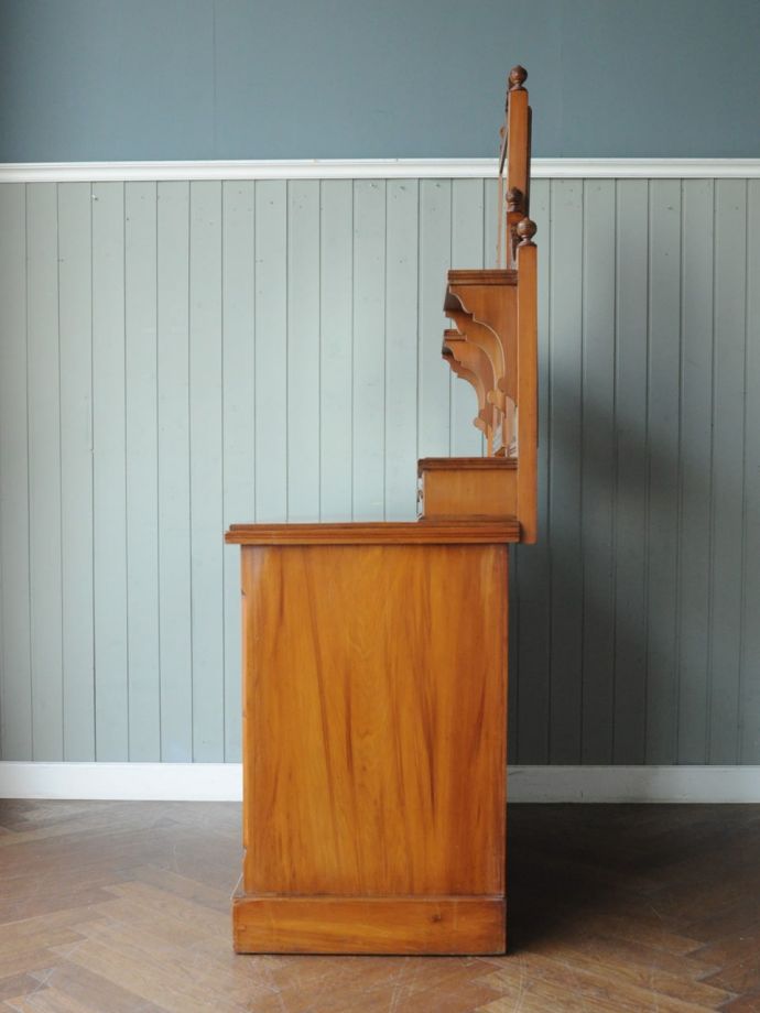 ドレッサーの側面