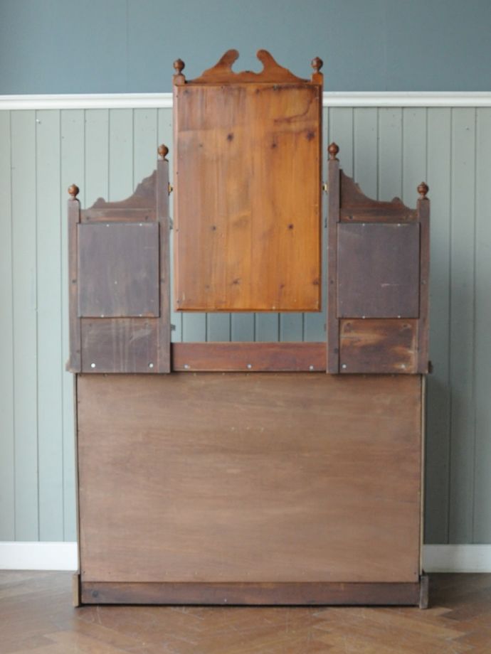 ドレッサーの後ろ姿