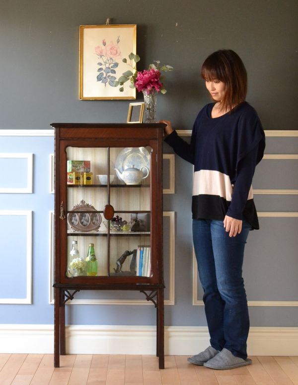 アンティークのキャビネット アンティーク家具 素敵なアンティークの英国インテリア、ガラスキャビネット(飾り棚)。リビングや寝室、玄関などで試してみてください。(k-1305-f)