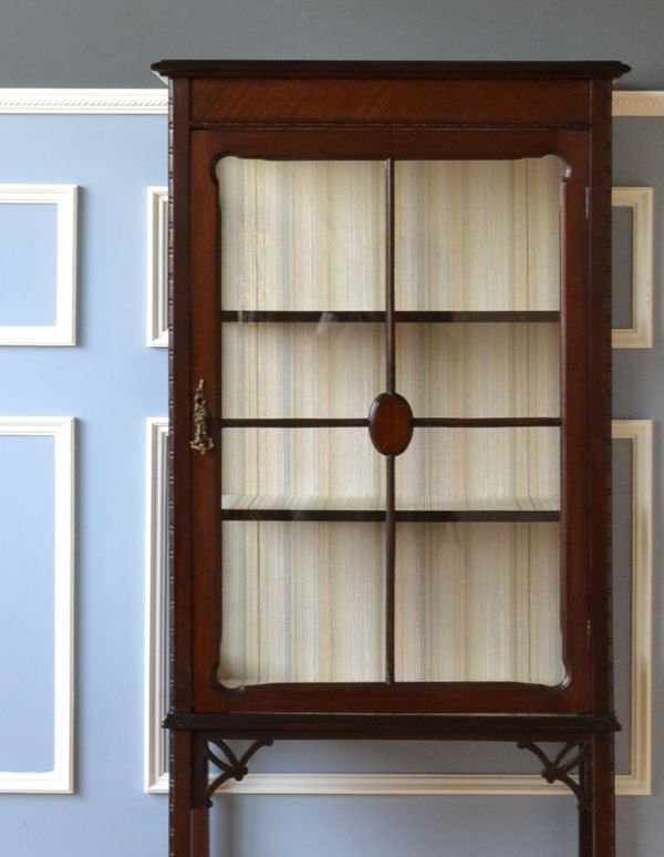 アンティークのキャビネット アンティーク家具 素敵なアンティークの英国インテリア、ガラスキャビネット(飾り棚)。アンティークのガラスがキレイにはめ込んであります。(k-1305-f)