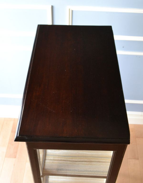 アンティークのキャビネット アンティーク家具 素敵なアンティークの英国インテリア、ガラスキャビネット(飾り棚)。天板もピカピカにお直ししました。(k-1305-f)