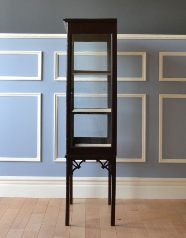 アンティークのキャビネット アンティーク家具 素敵なアンティークの英国インテリア、ガラスキャビネット(飾り棚)。サイドもガラスなので、どこから見ても美しいです!しっかり作られているので、安心してお使いいただけます。(k-1305-f)