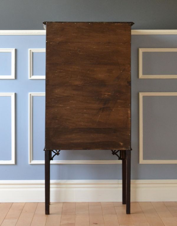 アンティークのキャビネット アンティーク家具 素敵なアンティークの英国インテリア、ガラスキャビネット(飾り棚)。きちんとメンテナンスしてあるので、裏側もキレイです。(k-1305-f)