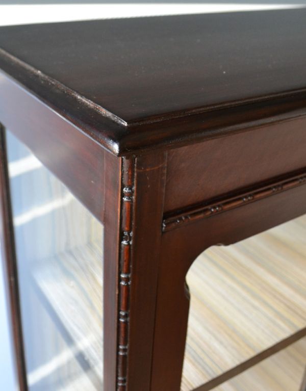 アンティークのキャビネット アンティーク家具 素敵なアンティークの英国インテリア、ガラスキャビネット(飾り棚)。風格と品があるので、リビングはもちろん、和室や書斎、客間にも最適。(k-1305-f)