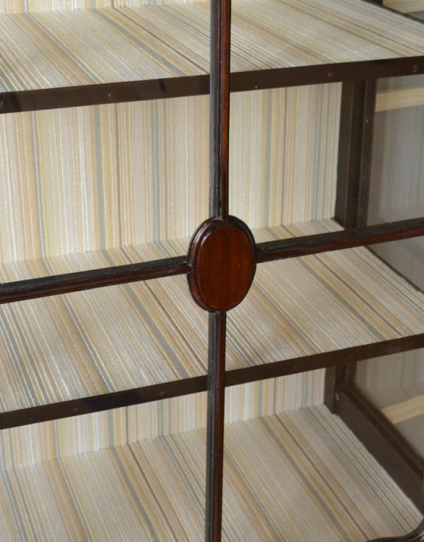 アンティークのキャビネット アンティーク家具 素敵なアンティークの英国インテリア、ガラスキャビネット(飾り棚)。シンプルにクロスの装飾だけを施しています。(k-1305-f)