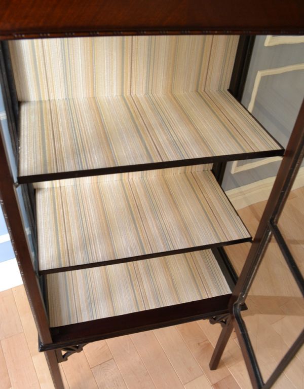 アンティークのキャビネット アンティーク家具 素敵なアンティークの英国インテリア、ガラスキャビネット(飾り棚)。1枚の扉なので、扉を開いたときも美しいです。(k-1305-f)