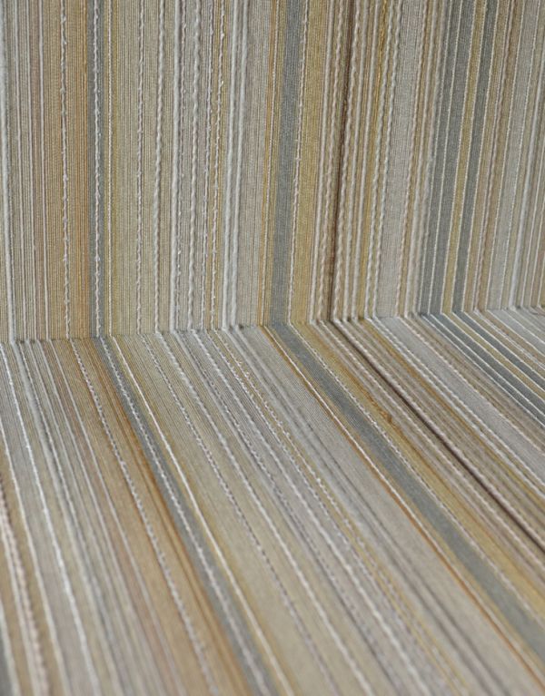 アンティークのキャビネット アンティーク家具 素敵なアンティークの英国インテリア、ガラスキャビネット(飾り棚)。柄物の食器やお気に入りのアイテムが引き立つようにシンプルな生地に新しく張り替えています。(k-1305-f)