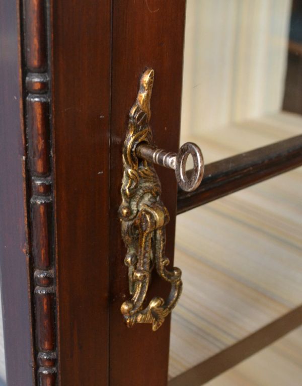 アンティークのキャビネット アンティーク家具 素敵なアンティークの英国インテリア、ガラスキャビネット(飾り棚)。鍵穴が付いています。(k-1305-f)