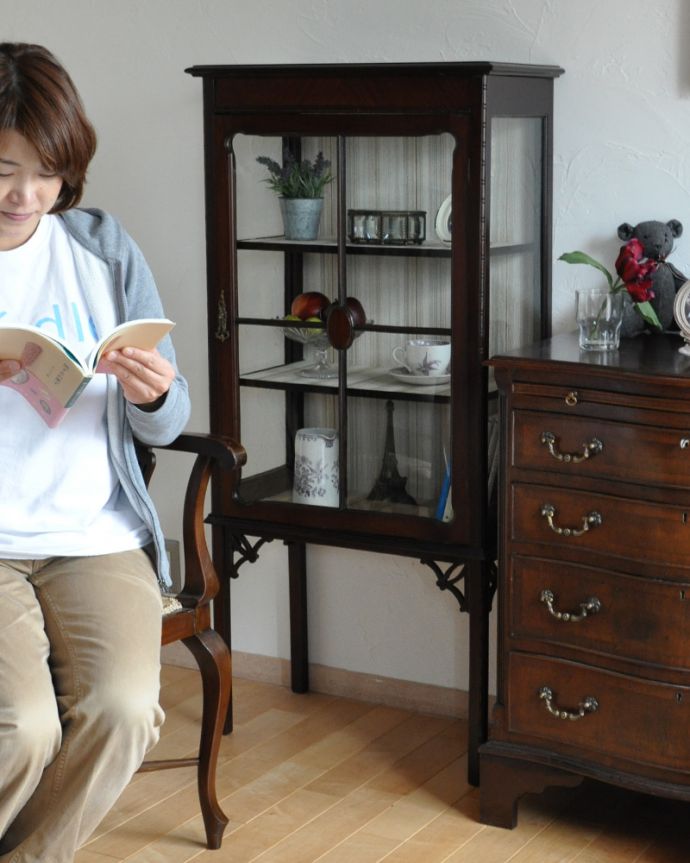 アンティークのキャビネット アンティーク家具 素敵なアンティークの英国インテリア、ガラスキャビネット(飾り棚)。美しいキャビネットの隣に座るだけで、なんだか幸せな読書の時間。(k-1305-f)