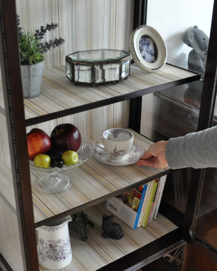 アンティークのキャビネット アンティーク家具 素敵なアンティークの英国インテリア、ガラスキャビネット(飾り棚)。最初は、なんでもOK!飾るものがないから…なんて思わないで、お家にあるお客様用のカップなどを入れてみましょう。(k-1305-f)