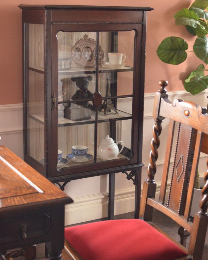 アンティークのキャビネット　アンティーク家具　素敵なアンティークの英国インテリア、ガラスキャビネット（飾り棚）。。(k-1305-f)