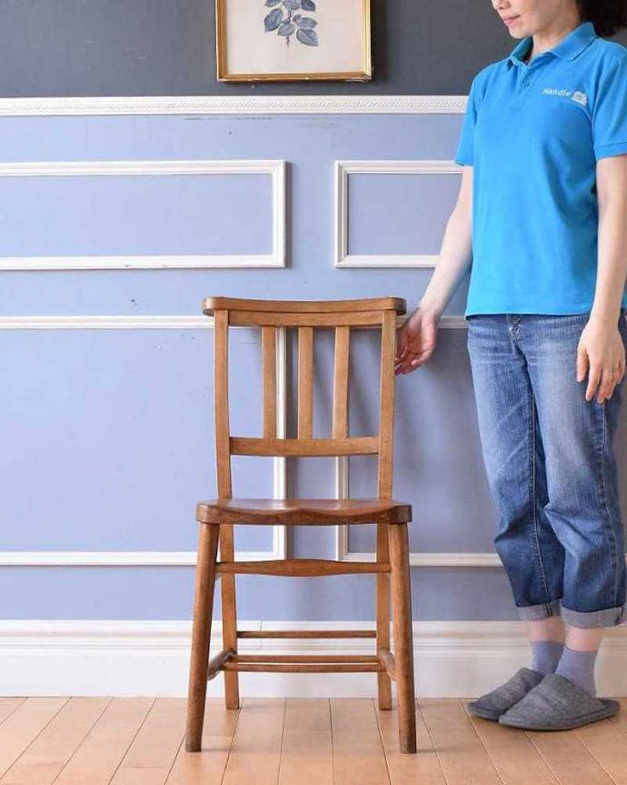 チャーチチェア　アンティーク チェア　ベッドサイドでも使えるアンティークチェア、木製のチャーチチェア。教会で使われていた椅子名前の通り、日曜日に礼拝に教会に来た人たちが座っていたチャーチチェア。(k-1314-c)