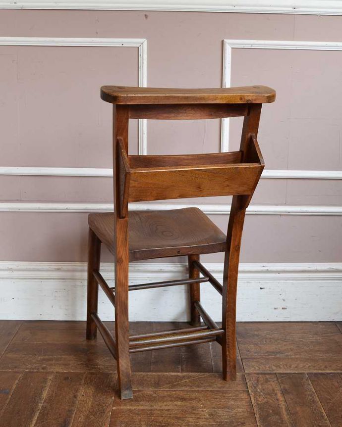 チャペルチェアの後ろ姿