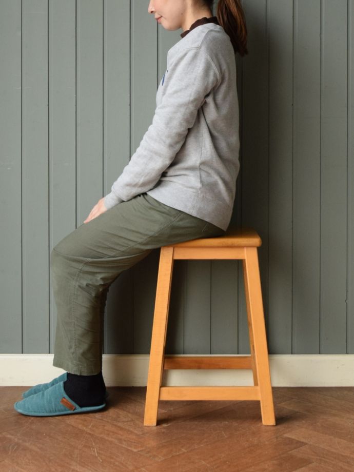 アンティークスツールの横顔