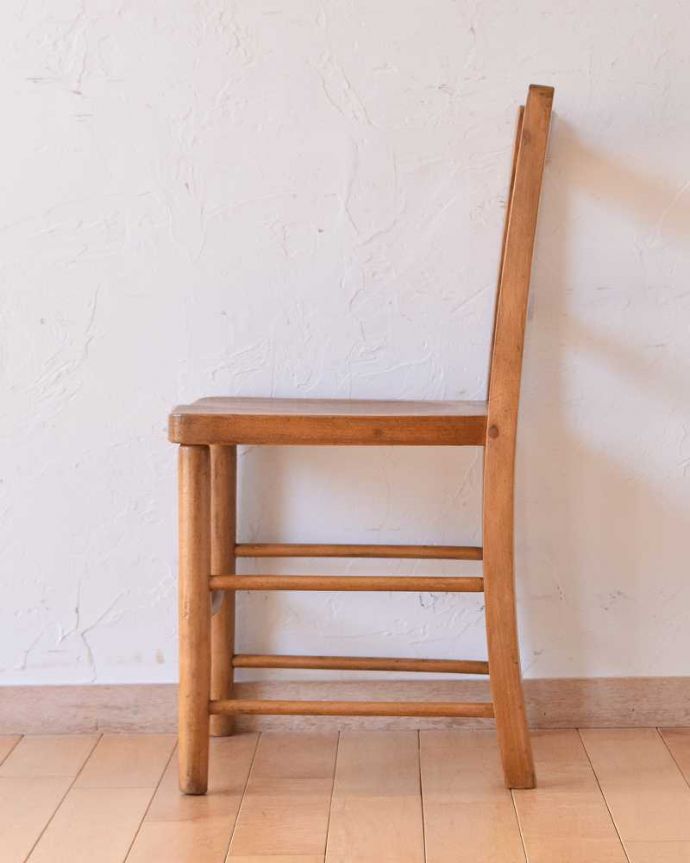 チャイルドチェアの横顔