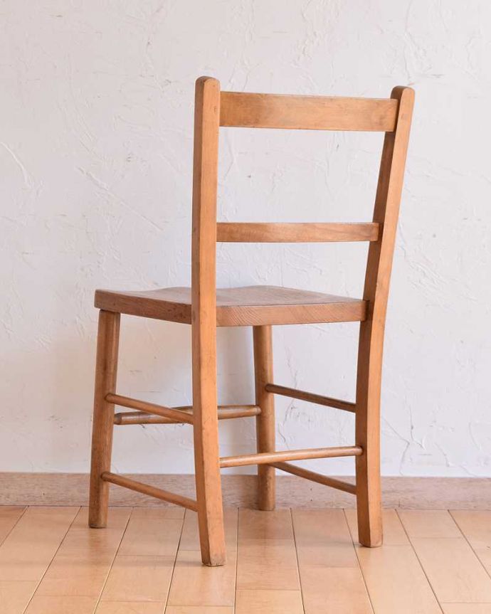 チャイルドチェアの後ろ姿