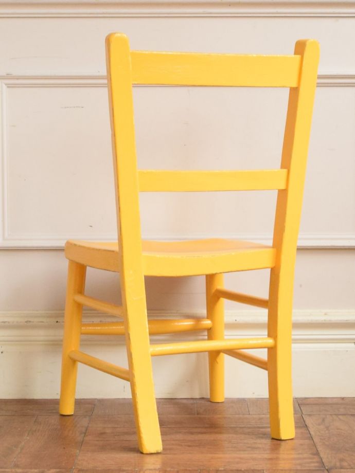 アンティークスツールの後ろ姿