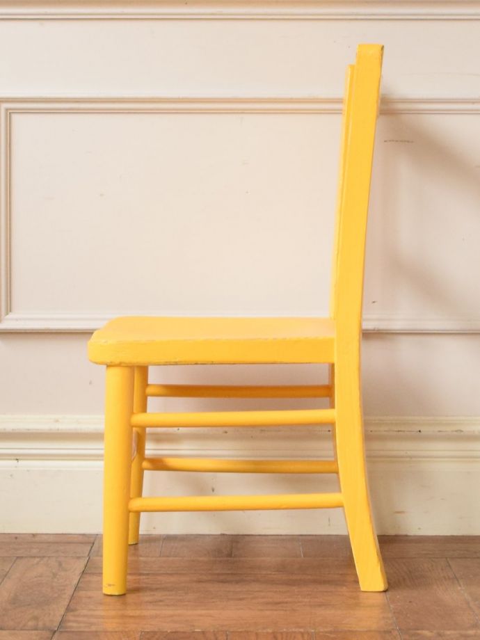 アンティークのチェアの横顔