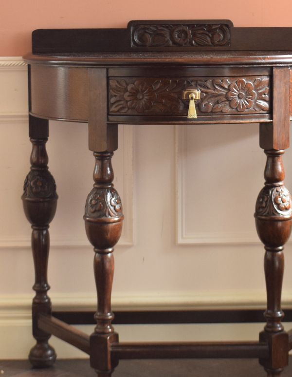 ロイドテーブル アンティーク家具 イギリス輸入のアンティーク家具、お花の彫りが刻まれたコンソールテーブル。正面から見たときの迫力は圧巻です。(k-1329-f)